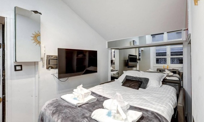 Les Halles Apartment | Paris Marais Tiny MERRISAS