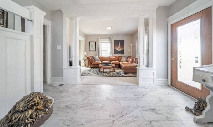 Akron House | Paris Themed 5 bed 2 full bath