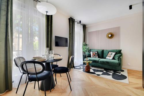 Quartier de Javel Apartment | Parisian with air conditioning Eiffel Tower
