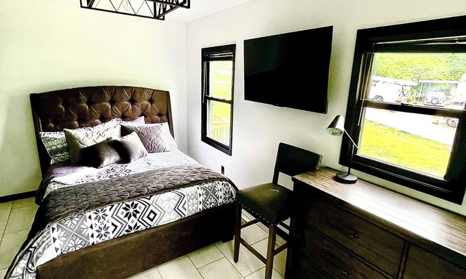Clarksville House | Park 6 Trucks, Hot Tub,sleep 7, 2miles to ASPU/FM Arena/Food, 9miles to post,pet