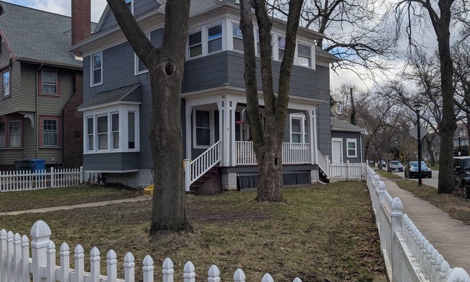 Rochester House | Park Avenue 3 bedroom, enjoy everything the neighborhood has to offer!
