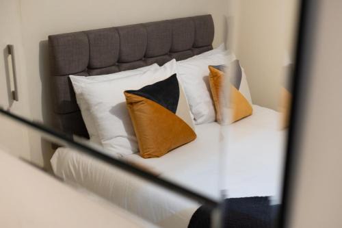 Bon-y-maen Apartment | Parking, 5 Bedrooms Smart Tv's in all rooms!