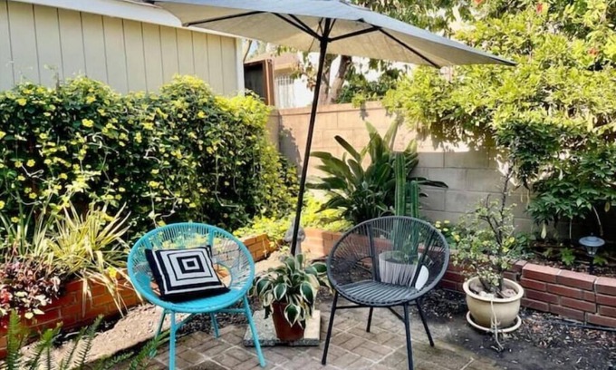 Oakland Apartment | Parking, Private Yard. Fast Wi-fi. Washer and Dryer. Pet friendly. Close to Bart