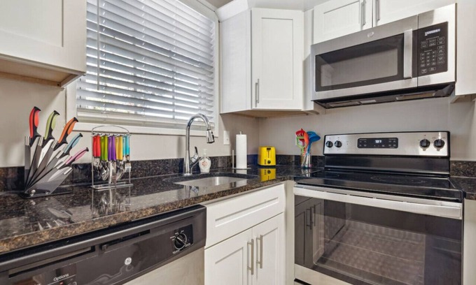 Midtown Apartment | *Parkside KING SUITE in Midtown with FREE parking*