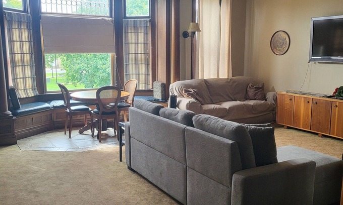 Beardstown Apartment | Parkview Beardstown Home with a View 3-Bedroom, WiFi, A/C, Full Kitchen & Dining