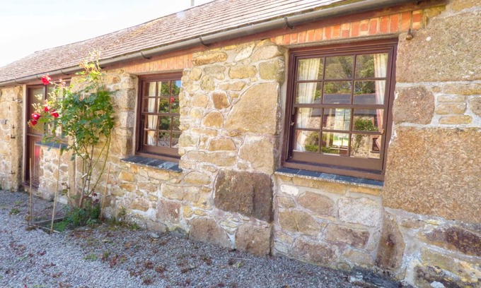 Saint Erth Praze Cottage | PARLOUR COTTAGE, family friendly, with pool in Marazion