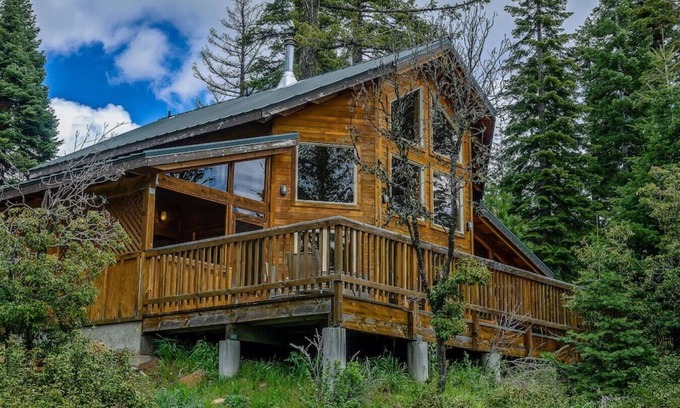 Ashland Cabin | Parsnip Lakes Cabin w/Jacuzzi and Wood Stove at Green Springs Inn