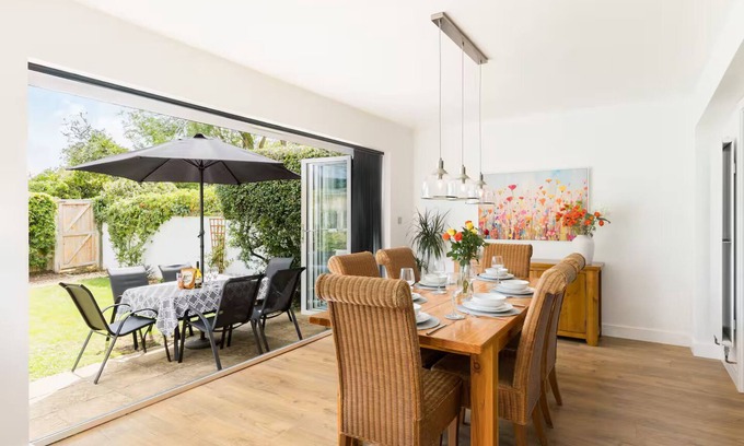 Bourton-on-the-Water House | Pass the Keys | Blossom Tree Cottage | Garden | Parking