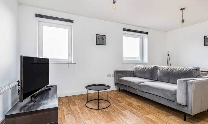 Chichester Apartment | Pass the Keys | Central Modern Flat with Parking