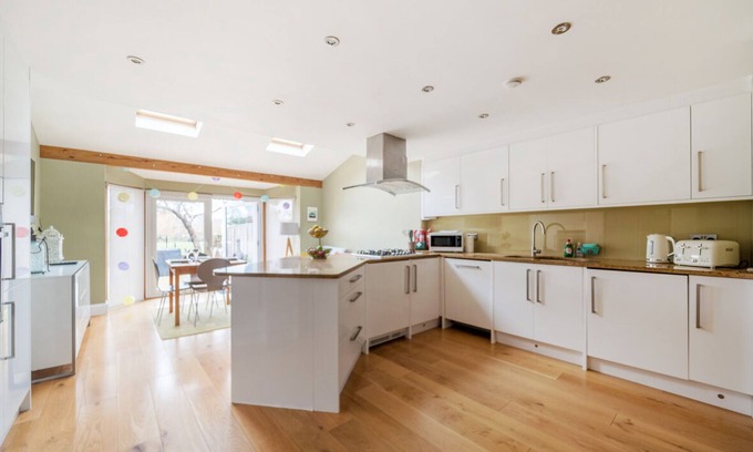 West Molesey House | Pass the Keys | Charming Home with River views Near Hampton Court
