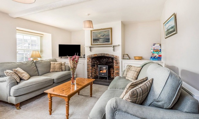 Wareham House | Pass the Keys | Charming Cottage 1 Min Walk from Wareham Quay