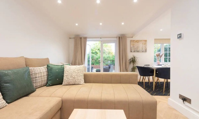 Sidcup House | Pass the Keys | Gorgeous 4 BR House Near Station, mins to London