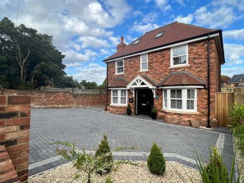 New Romney House | Pass the Keys New Ivy Cottage Wonderful Beaches and Golf Courses