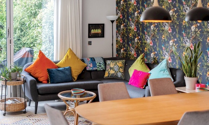 Leatherhead House | Pass the Keys Spacious Family Oasis | Explore with Ease!