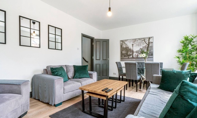 Queens Quarter Apartment | Pass the Keys | Spacious | Queens Uni Beside Cafes and Restaurants