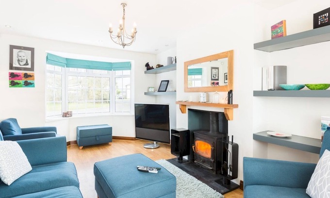 Wellesbourne House | Pass the Keys | SPACIOUS Modern 5 Bed, Sleeps up to 12 & Parking
