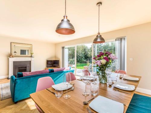 West Wittering House | Pass the Keys Stylish and fresh 4 bed beach house with garden