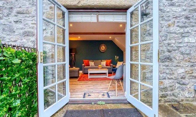 Bakewell Cottage | Pass the Keys | Stylish Bakewell Cottage with Free Parking
