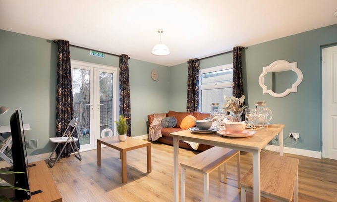 Woodcote Apartment | Pass the Keys | Stylish Flat with Free Parking