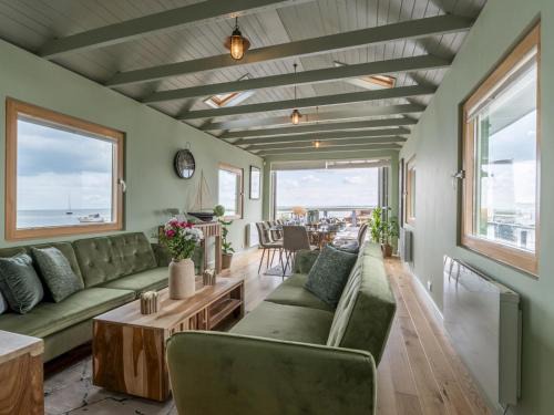 Leigh-on-Sea House | Pass the Keys The Pontoon