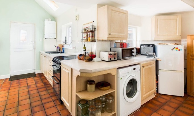 Warwick Town Centre House | Pass the Keys | Traditional 2 Bed in Warwick