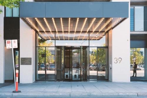 City West Apartment | Patio Mt view 1BR apt in CBD near ANU and museum with free parking and WiFi