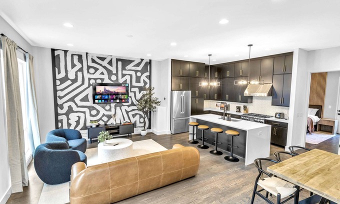 Katie Hill Neighborhood House | Patriots vs Titans rooftop hot tub, sports lounge near Nissan Stadium