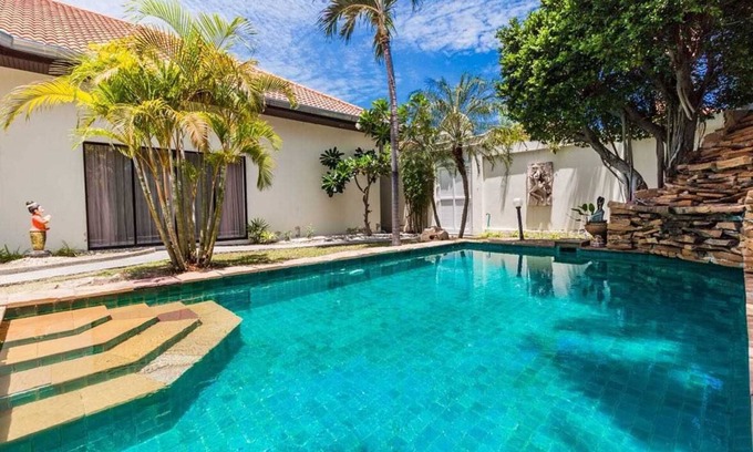 Pratumnak Hill House | Pattaya Luxury Villa with Private Beach芭提雅私家海滩别墅