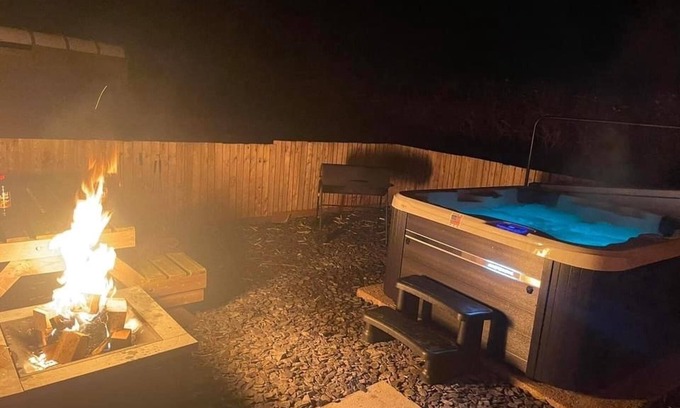 Paulton Cabin | Paulton - Sleeps 2 - Petfriendly - Hottub - Garden