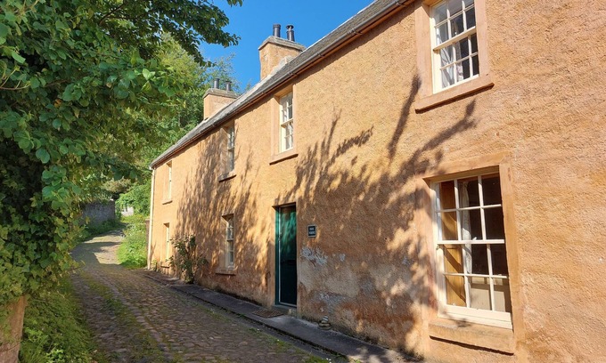 Cromarty Cottage | PAYE HOUSE - CROMARTY, pet friendly, with open fire in Cromarty