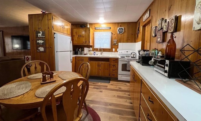 Payson Cabin | Payson cabin with huge fireplace