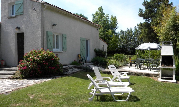 Breuillet House | Peace and tranquility 10 minutes from the beaches, at the gates of a listed village.