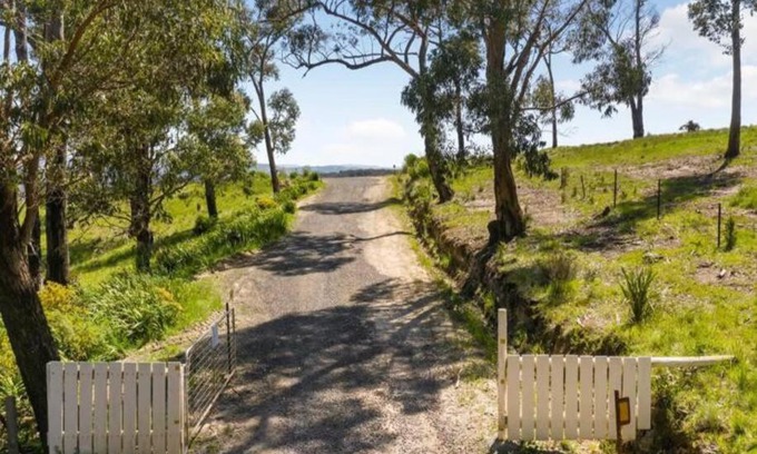 Heathcote Junction House | Peaceful 3 bedroom villa with gaming room