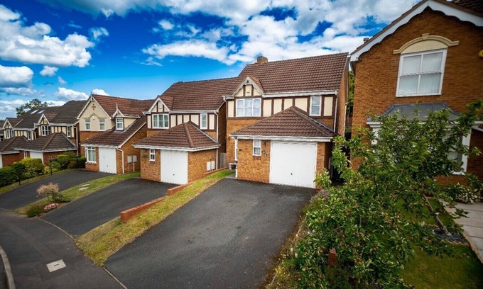Cradley House | Peaceful Birmingham Home (Deluxe Double Room with Shower)