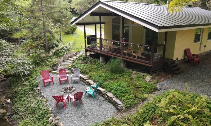 North Pomfret House | Peaceful Brookside North Pomfret Cottage