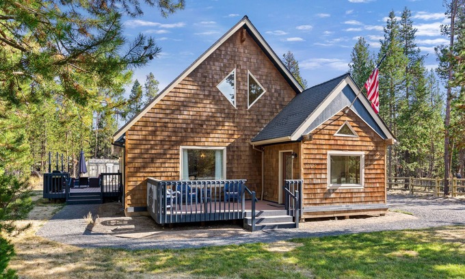 Oregon Water Wonderland Ski Chalet | Peaceful chalet with hot tub and fire pit
