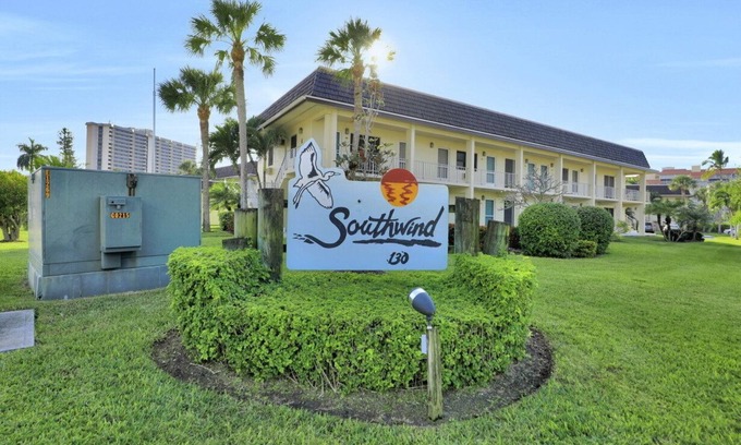 Marco Island Condo | Peaceful condo w/pool & brief walk to beach