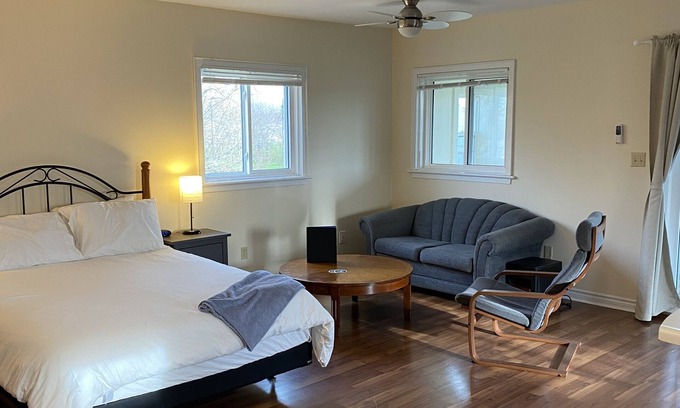 Thorold Apartment | Peaceful country studio apartment.