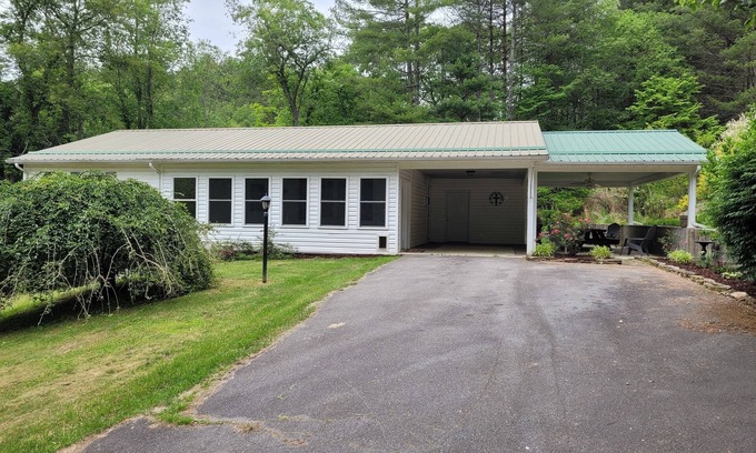 Wilson Creek House | Peaceful creek side getaway nestled in the Blue Ridge Mountains