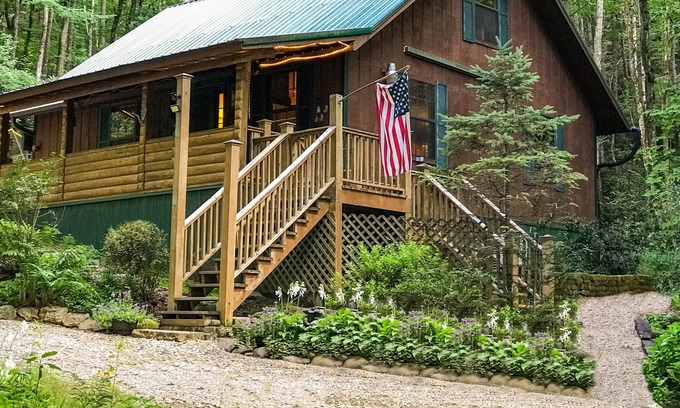 Andrews Cabin | Peaceful creekside Mountain Chalet in the woods, listen to waterfalls, firepit