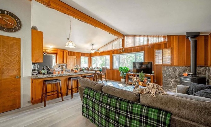 Mi-Wuk Village House | Peaceful, dog-friendly mountain cabin near Pinecrest Lake and Dodge Ridge