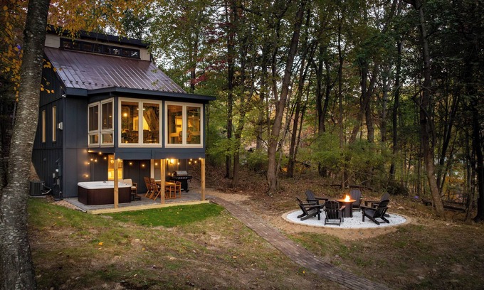 Massanutten Cabin | Peaceful Getaway-Hot Tub, Fire Pit, PS5, Amazing Views!