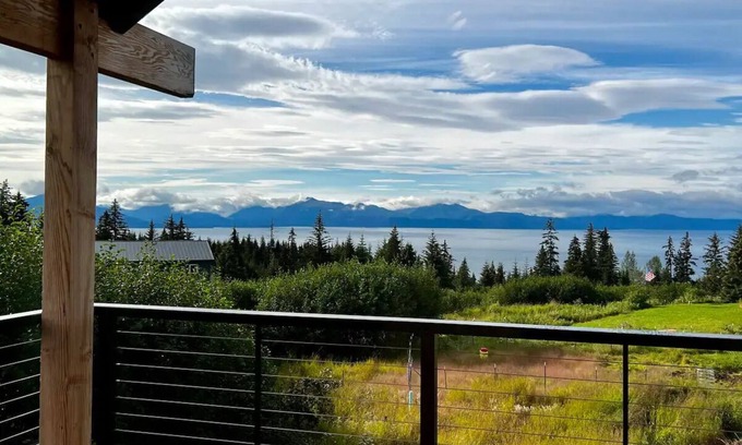 Homer House | Peaceful Getaway with Stunning Viewsnn
