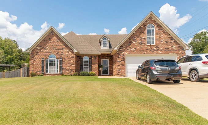 Oxford House | Peaceful Oxford Getaway — Minutes from Grove, Square, Taylor Grocery