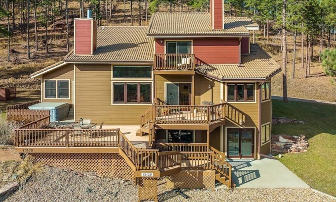 Rapid City House | Peaceful Pines 5 BR Home with Hot Tub