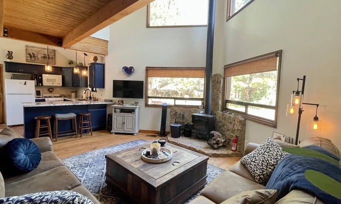 Flagstaff Cabin | Peaceful Pines Cabin -3 fenced acres, trails, slopes, downtown Flagstaff close!