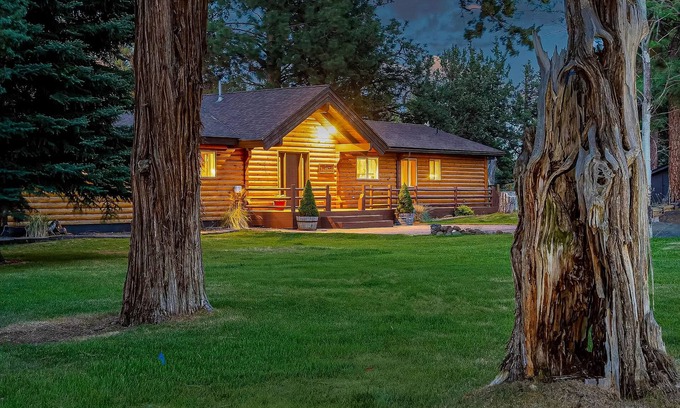 Sisters House | Peaceful, private, tree-lined lodge with great outdoor space & firepit
