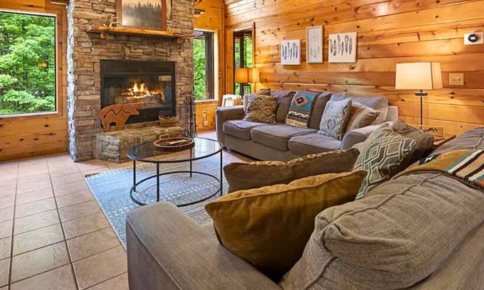 Broken Bow Cabin | Peaceful Retreat | Pet-Friendly | Hot Tub | Games