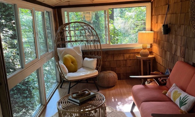 Monte Rio House | Peaceful River Retreat – Vintage Cottage 2 Blocks from Russian River