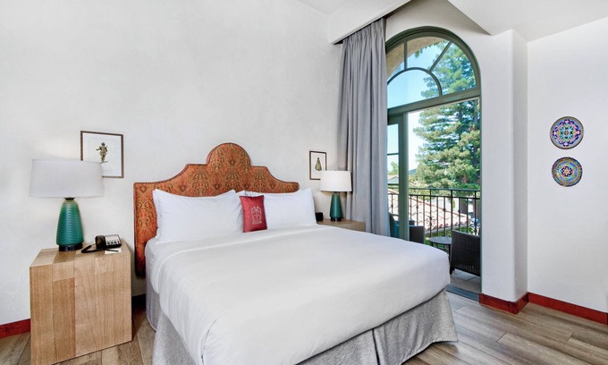 Los Gatos Hotel | Peaceful Unit with Outdoor Pool, Free Parking & Balcony in California